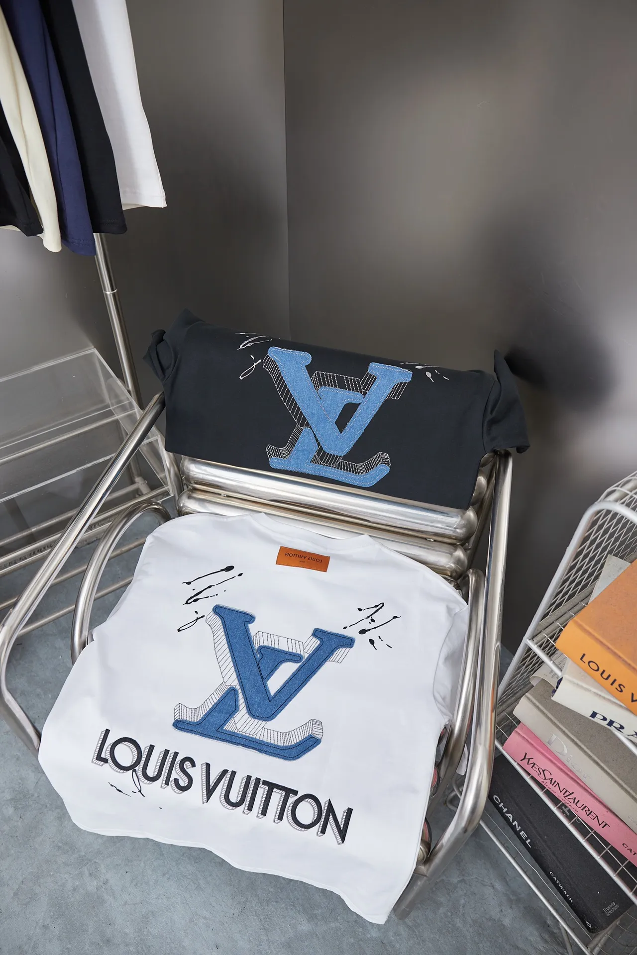 🅿️200 1V 25SS early spring new style denim splicing embroidery LV short sleeves light luxury essential item for daily commuting for men and women correct version welcome to compare detailed features · 320g 100% pure cotton double yarn jersey fabric · Special thickened 32 pieces of double-strand 1X1 thread in the same vat custom dyeing · Denim cutting and splicing ➕Various embroidery craft letters · Double needle stitching across seams · Original main mark, washed tag, brand moisture-proof paper packaging Color: black/white Size: S/M/L/XL